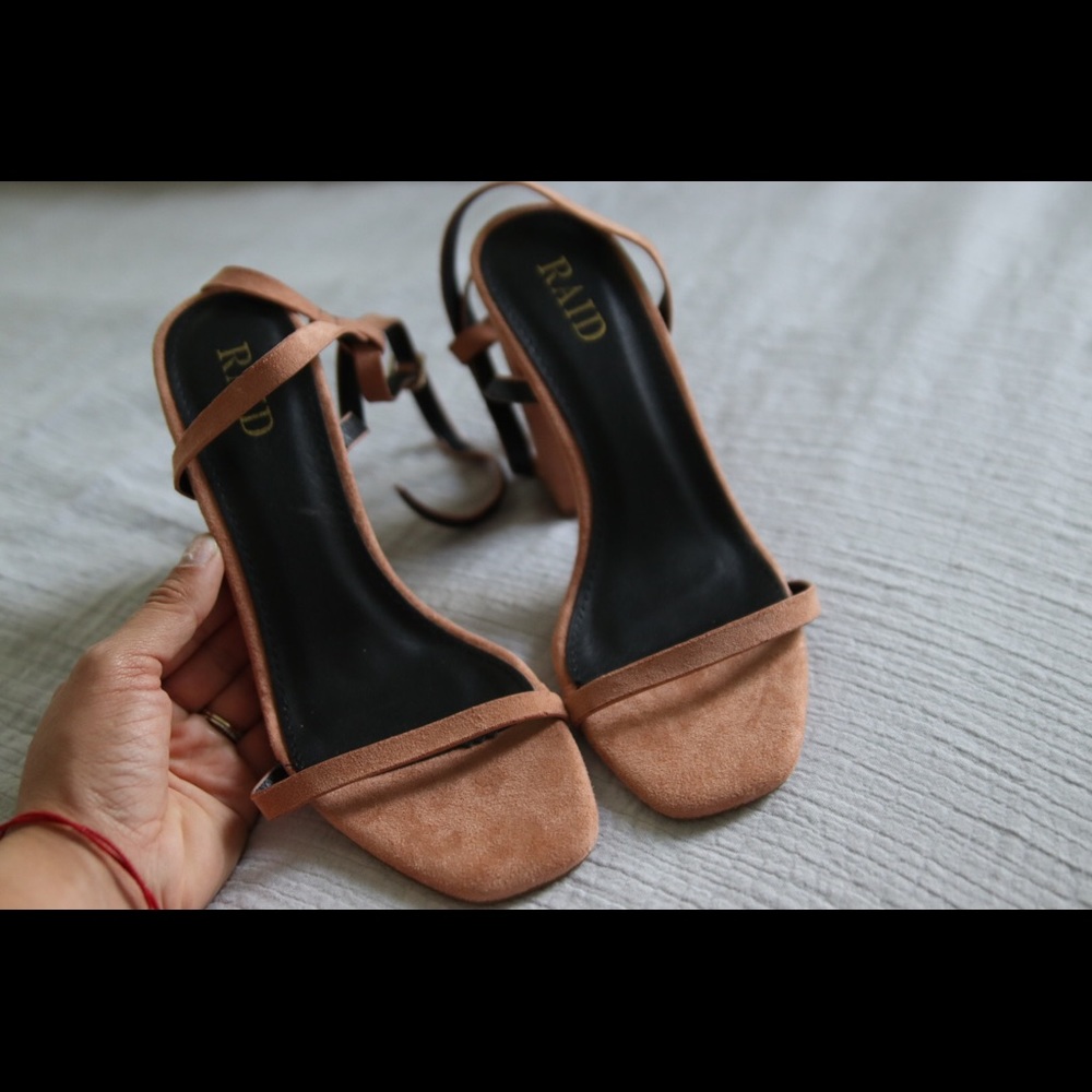 Single sole chunky heel sandals